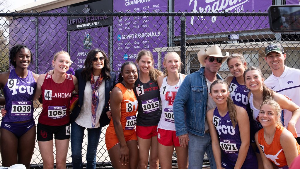 College students pose with Taylor Sheridan.